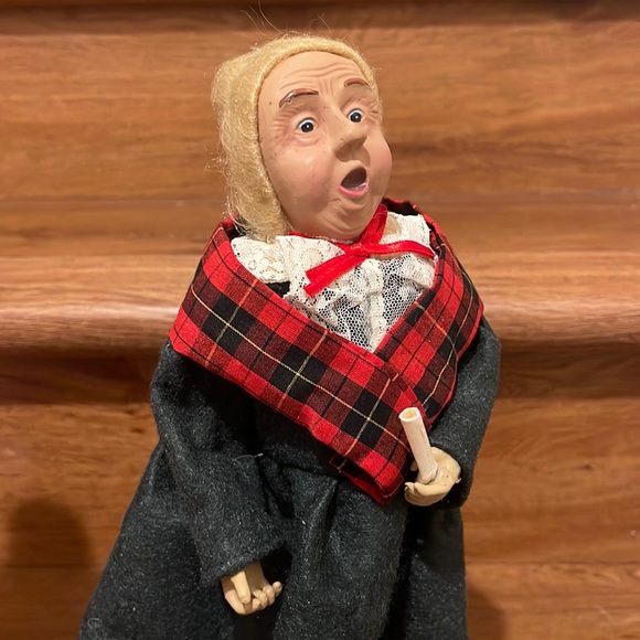 Vintage Byers Choice Christmas Carolers Couple Seniors Singer Figurines - Picture 12 of 16